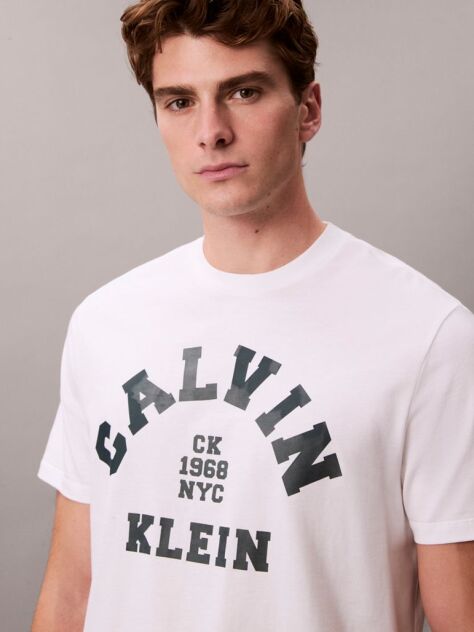 Λευκό Άνετο T-Shirt Με Varsity Γραφικό Λογότυπο  Άνδρας