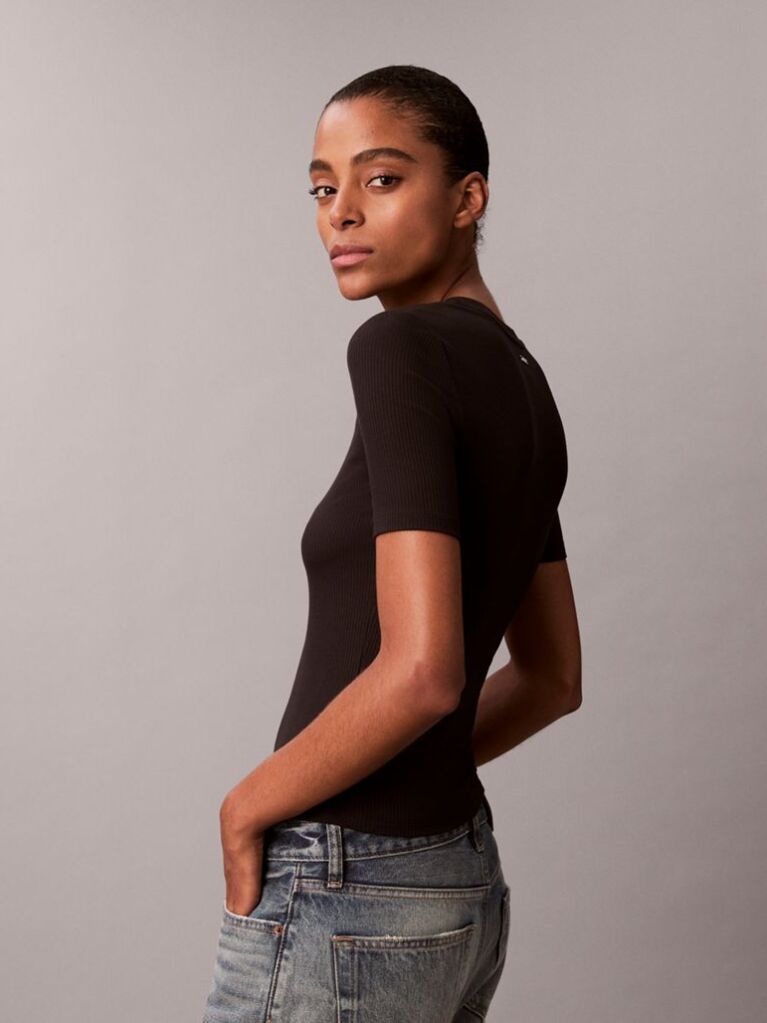 Μαύρο T-Shirt Με Ριπ Ύφασμα Και Slim Γραμμή  Γυναίκα