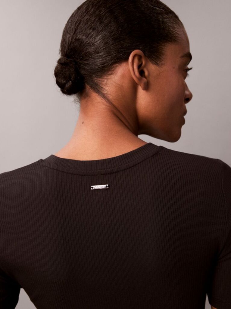 Μαύρο T-Shirt Με Ριπ Ύφασμα Και Slim Γραμμή  Γυναίκα