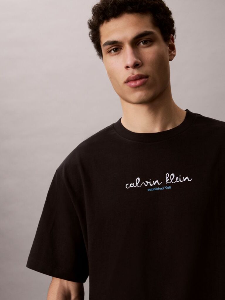 Μαύρο T-Shirt Με Γραφικό Λογότυπο Και Στρογγυλή Λαιμόκοψη  Άνδρας